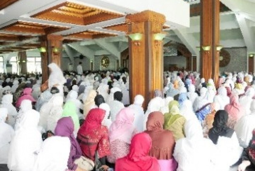 Ribuan calon jamaah haji (calhaj) sedang mengikuti bimbingan manasik haji massal (Ilustrasi)