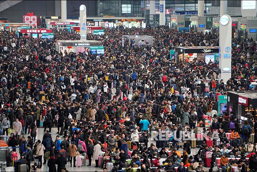 Ribuan calon penumpang Stasiun Kereta Hongqiao di Shanghai, menjelang perayaan tahun baru Imlek jutaan warga Cina mudik ke kampung halaman masing-masing. 