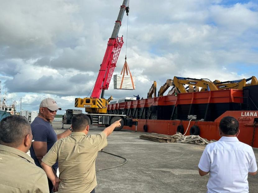 Ribuan ekskavator tiba di Distrik Ilwayab Wanam, Kabupaten Merauke, Provinsi Papua Selatan, Senin (29/7/2024). 