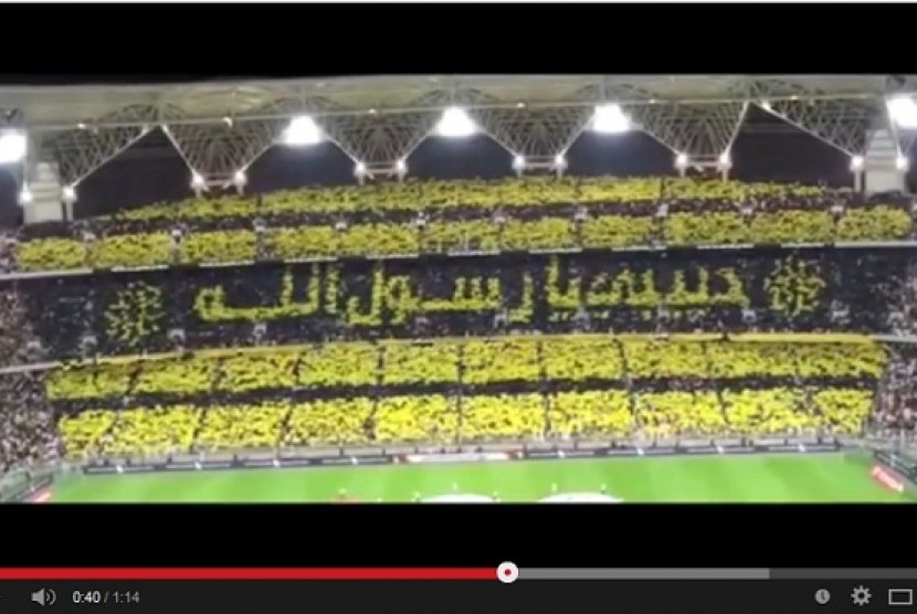 Ribuan fans klub Al Ittihad melantunkan shalawat kepada Nabi Muhammad SAW.