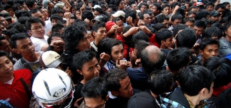 Ribuan fans rela berdesak-desakan untuk bisa menyaksikan timnas Indonesia beraksi di Piala AFF 2010.