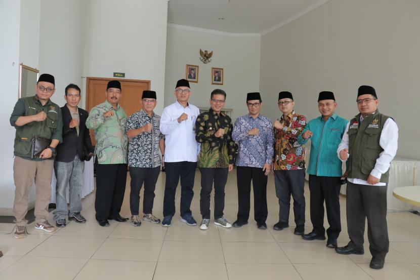 Ribuan guru agama di Kabupaten Bandung mengungkapkan rasa terima kasih mereka kepada Bupati Bandung Dadang Supriatna, atas perhatian yang luar biasa terhadap para guru Pendidikan Agama Islam (PAI) di Kabupaten Bandung.