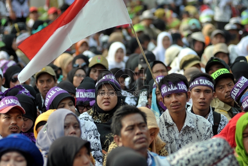Ribuan guru honorer yang tergabung dalam Persatuan Guru Republik Indonesia (PGRI) menggelar aksi mogok dan unjuk rasa di kawasan Senayan, Jakarta, Selasa (15/9).  (Republika/Rakhmawaty La’lang)