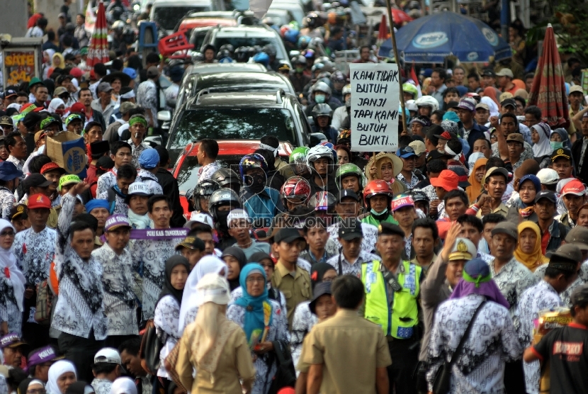 Ribuan guru honorer yang tergabung dalam Persatuan Guru Republik Indonesia (PGRI) menggelar aksi mogok dan unjuk rasa di kawasan Senayan, Jakarta, Selasa (15/9).  (Republika/Rakhmawaty La’lang)