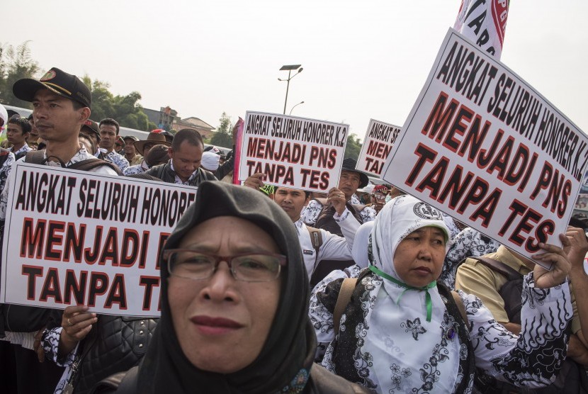 Ribuan guru honorer yang tergabung dalam Persatuan Guru Republik Indonesia (PGRI) menggelar aksi mogok dan unjuk rasa di depan gedung DPR/MPR, Jakarta, Selasa (15/9). 