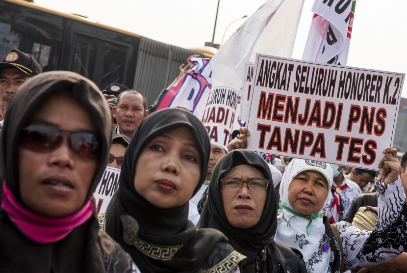 Ribuan guru honorer yang tergabung dalam Persatuan Guru Republik Indonesia (PGRI) menggelar aksi mogok dan unjuk rasa di depan gedung DPR/MPR, Jakarta, Selasa (15/9). 