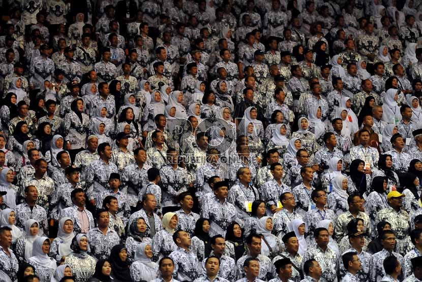  Ribuan guru menghadiri acara puncak peringatan Hari Guru Nasional Tahun 2013 dan HUT ke-68 Persatuan Guru Republik Indonesia (PGRI) di Istora Senayan, Jakarta, Rabu (27/11). (Republika/Prayogi)