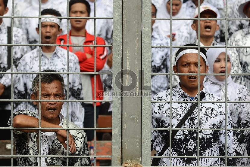  Ribuan guru menghadiri puncak peringatan HUT PGRI ke-70 yang digelar di Gelora Bung Karno, Jakarta, Ahad (13/12). (Republika/Raisan Al Farisi)