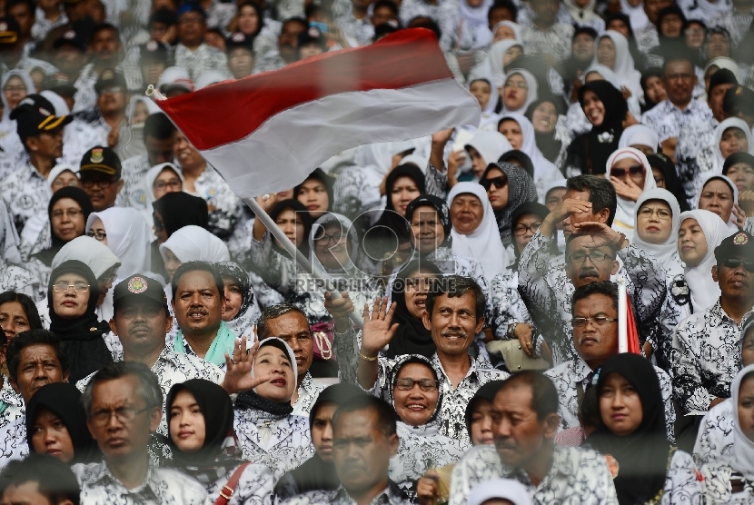  Ribuan guru menghadiri puncak peringatan HUT PGRI ke-70 yang digelar di Gelora Bung Karno, Jakarta, Ahad (13/12). (Republika/Raisan Al Farisi)
