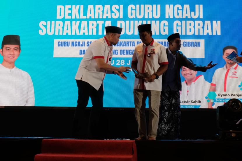 Ribuan guru ngaji se-Surakarta deklarasi mendukung pasangan Prabowo-Gibran.