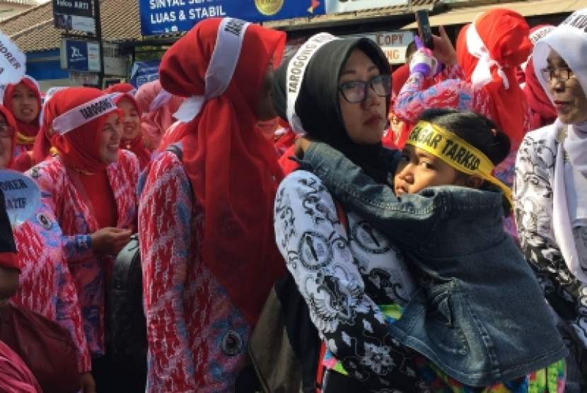 Ribuan guru se-Kabupaten Garut memadati kompleks Pemerintah  Daerah (Pemda) Garut untuk melakukan demonstrasi pada Selasa (18/9).  Demonstrasi itu menuntut kepedulian pemerintah terhadap nasib guru honorer di Garut.