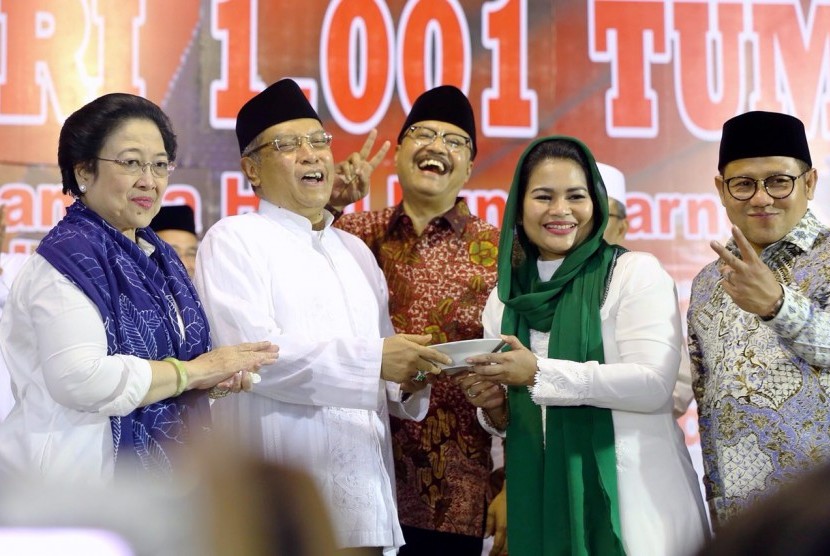 ribuan hadirin dalam Kenduri 1.001 Tumpeng Haul Bung Karno ke-48, yang digelar di Makam Bung Karno, Kota Blitar, Rabu (20/6). 