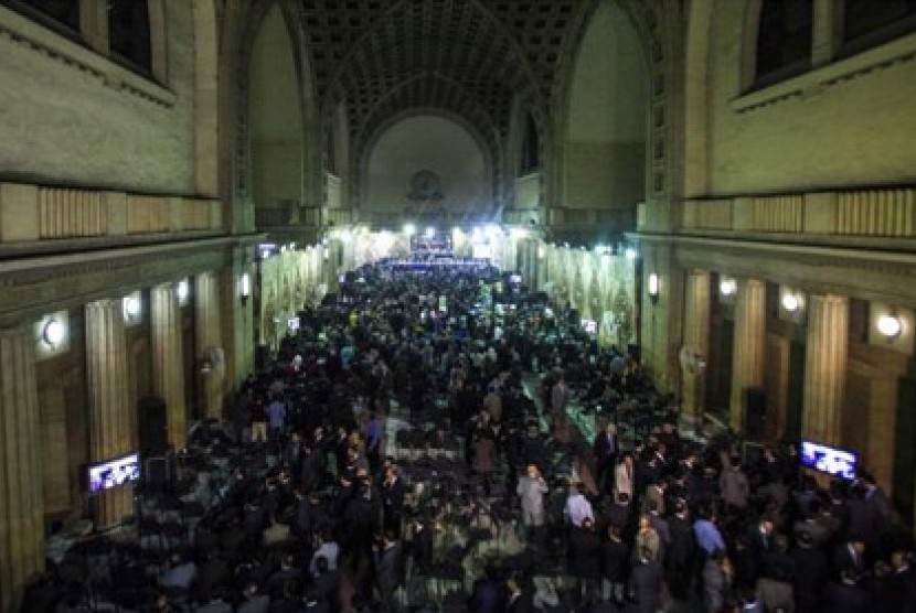 Ribuan hakim dan jaksa penuntut berkumpul di gedung Pengadilan Tinggi di Kairo pada 24 april 2013. 