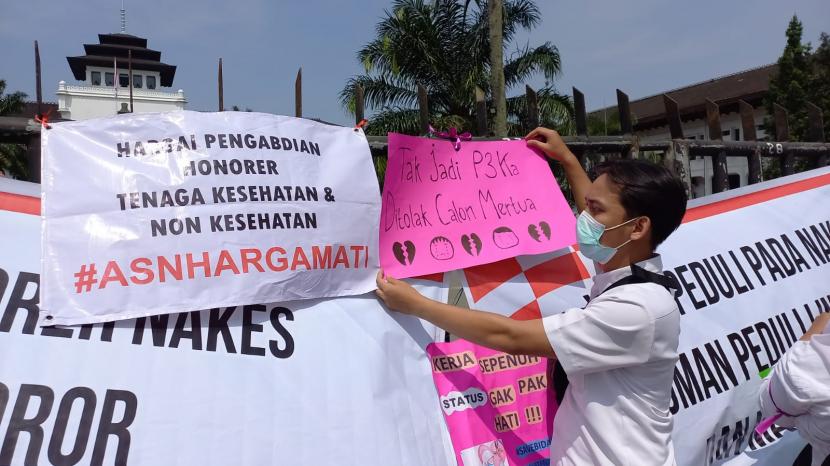 Ribuan honorer tenaga kesehatan (nakes) dan non nakes pada fasilitas pelayanan kesehatan (fasyankes) di Jawa Barat melakukan aksi demonstrasi di Jalan Diponegoro, tepatnya di depan Kantor Gedung Sate, Bandung, Jumat (5/8/2022). Mereka menuntut untuk diangkat menjadi aparatur sipil negara (ASN). 