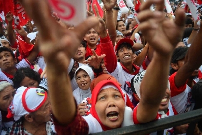 RIbuan irelawan Jokowi-Jk mengikuti pengukuhan satgas relawan Jokowi-JK anti kecurangan dan politik uang di Parkir Timur Senayan, Jakarta, Kamis (26/6).