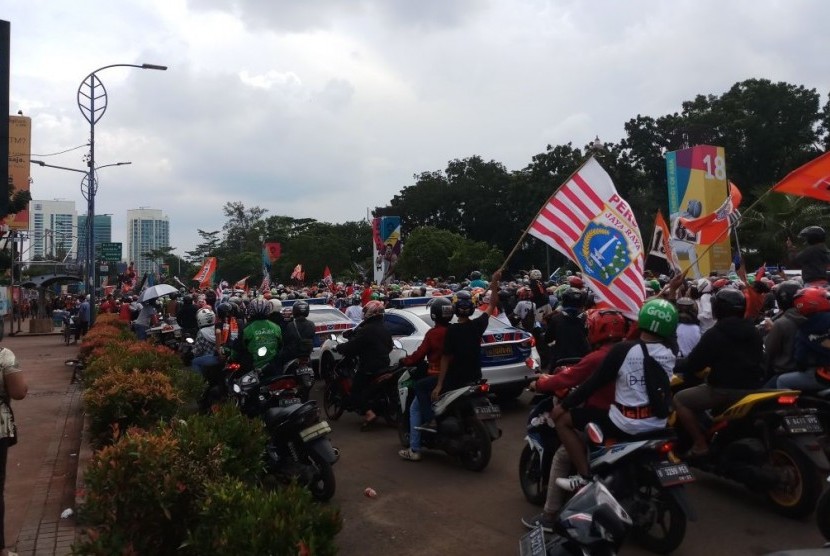 Ribuan Jakmania ikut dalam arak-arakan juara tim kesayangan mereka Persija Jakarta pada Ahad (18/2). Persija menjuarai Piala Presiden 2018 setelah mengalahkan Bali United 3-0 di final, Sabtu (17/2).
