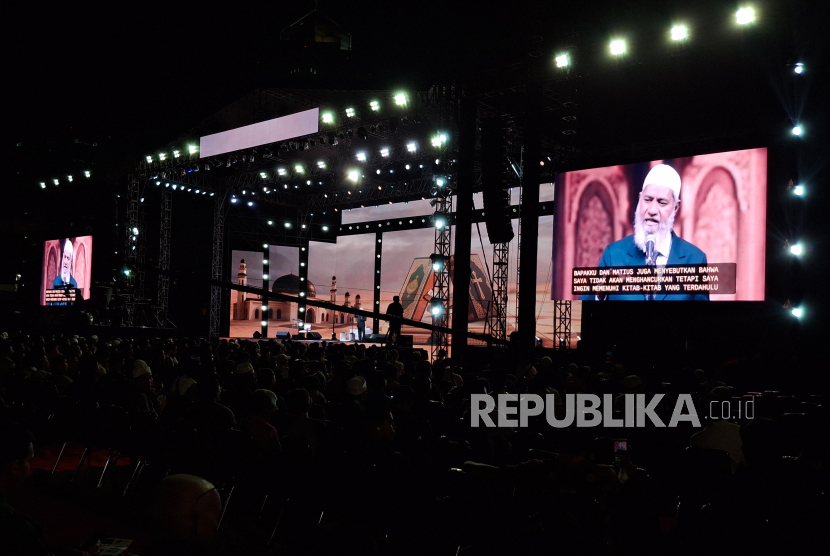 Ribuan jamaah berkumpul di ex Hanggar Teras Pancoran, Jakarta, untuk menyimak ceramah Dr. Zakir Naik pada Jumat (18/7/2025) malam. 