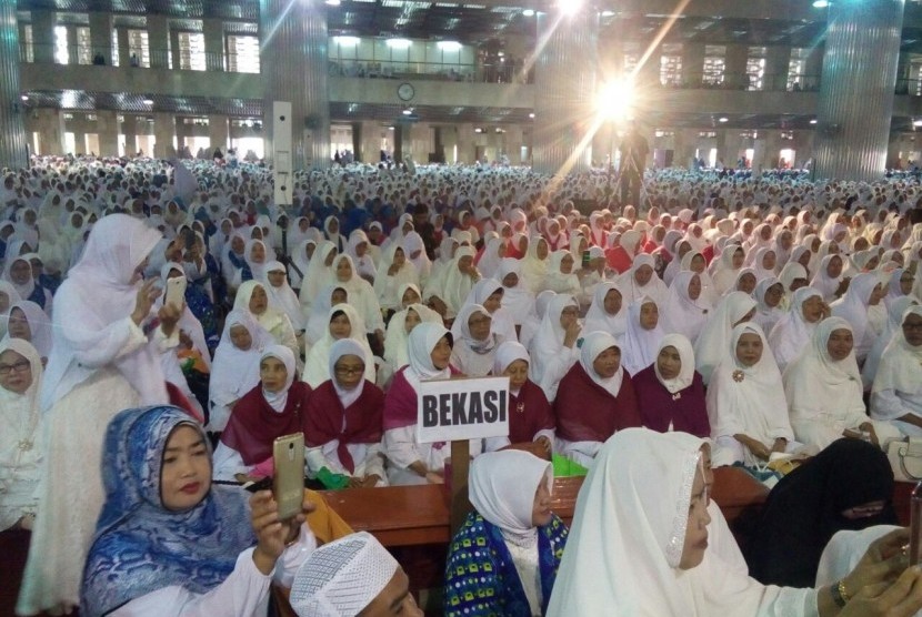 Ribuan jamaah dari Badan Kontak Majelis Taklim (BKMT) Kota Bekasi menggelar Tabligh Akbar dengan tema Peran Muslimah dalam Membangun Kejayaan Peradaban Islam di Masjid Istiqlal, Kamis (22/3). 