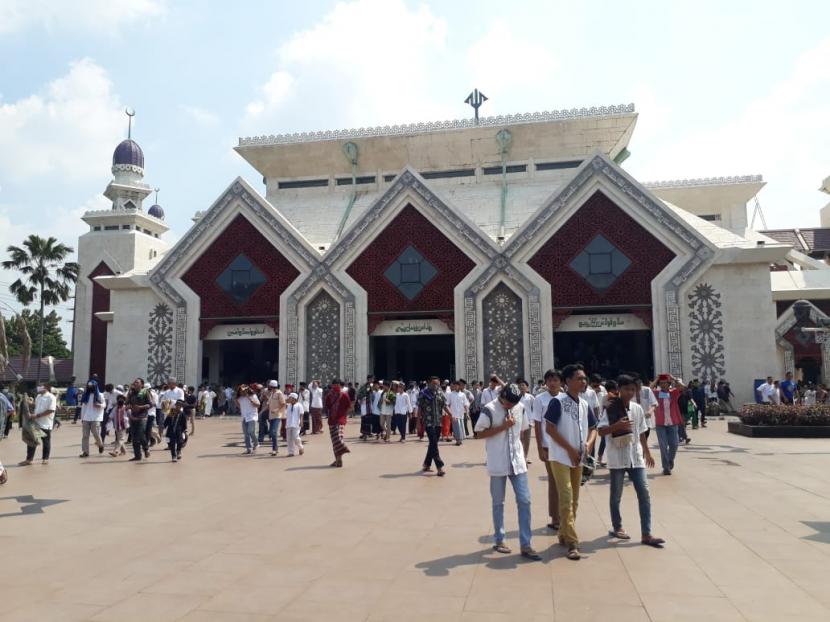 Menag Sholat Jumat di Masjid At-Tin, Jamaah Membeludak. Ribuan Jamaah di Masjid At-Tin Jakarta mengikuti pelaksanaan ibadah sholat Jumat di tengah situasi Covid-19, Jumat (12/6).