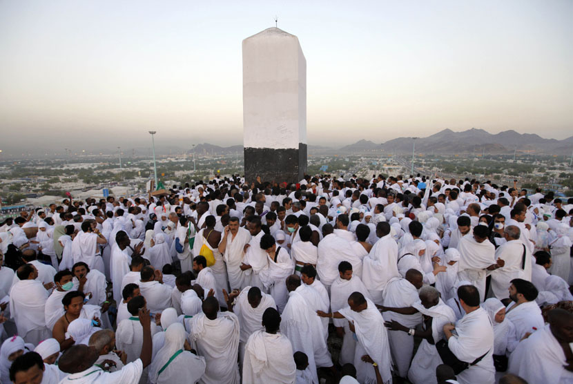 Ribuan jamaah haji berdoa di bukit Jabal Rahmah, saat melaksanakan ibadah wukuf di Arafah, Senin (14/10).  (AP/Amr Nabil)