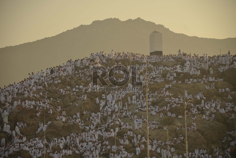 Ribuan jamaah haji berkumpul di sekitar Jabal Rahmah, Padang Arafah, Senin (14 /10). Bersama jutaan jamaah haji lainnya mereka melakukan Wukuf sebagai puncak pelaksanaan ibadah haji. 