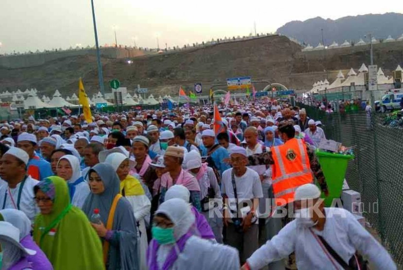 Ribuan jamaah haji Indonesia sejak pagi mulai bergerak untuk melontar jumrah (Ilustrasi)