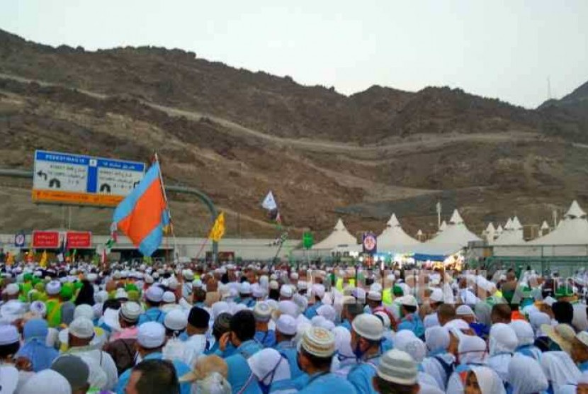 Jamaah haji Indonesia bergerak untuk melontar jumrah pada hari kedua hari Tasyriq di Mina, pada musim haji lalu..