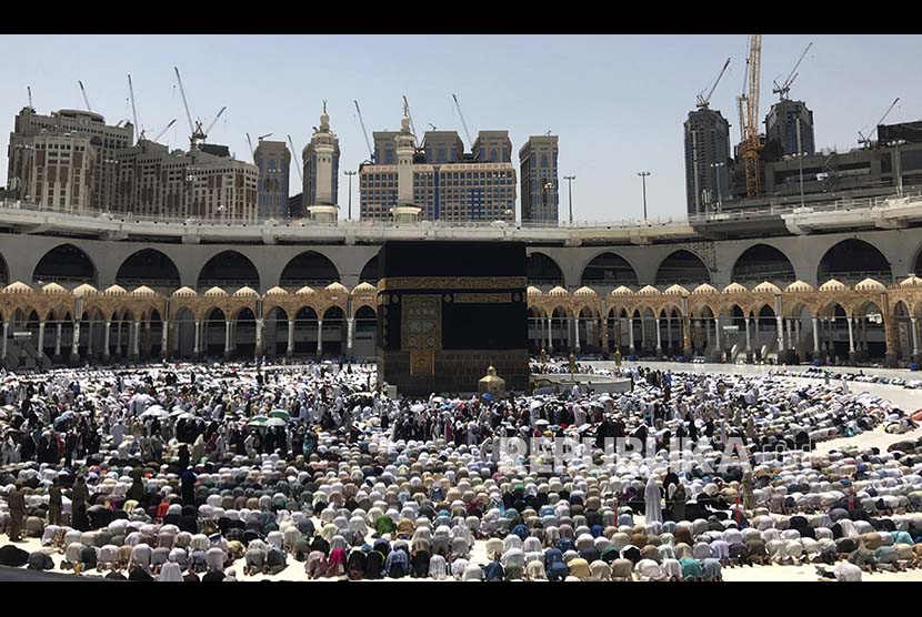 Ribuan jamaah haji melaksanakan shalat di Masjid Al Haram, Mekkah, Senin (4/8).