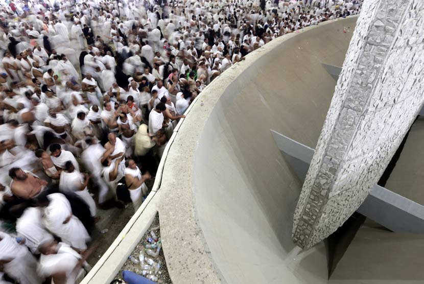  Ribuan jamaah haji melontar jumrah, yakni melempar batu pada pilar yang melambangkan setan di Mina dekat kota suci Makkah, Jumat (26/10). (Hassan Ammar/AP)