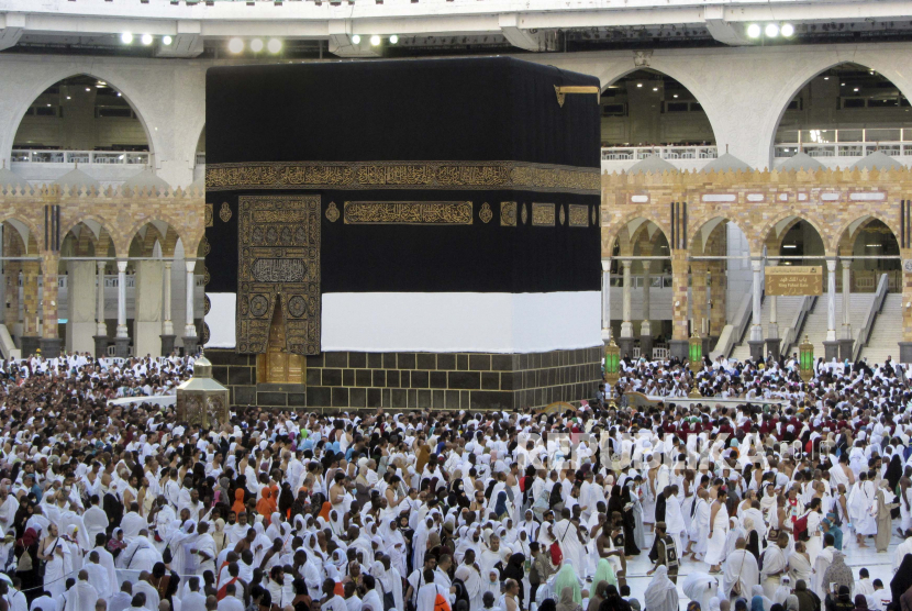 Ribuan jamaah haji mengelilingi Kabah di Masjidil Haram, di kota suci Mekah, Arab Saudi, Selasa, 5 Juli 2022. Jamaah Umroh Domestik Diminta Pastikan Kontrak Terdokumentasi