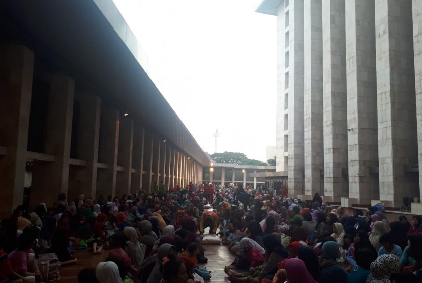 Ribuan jamaah Masjid Istiqlal bersiap buka puasa bersama terakhir pada Ramadhan tahun ini, Selasa, (4/6).