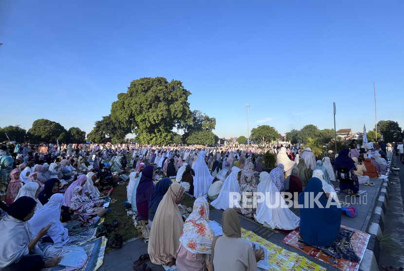 Ribuan jamaah melaksanakan sholat Idul Adha di Alun-alun Kidul, Kota Yogyakarta, Jumat (6/6/2025).