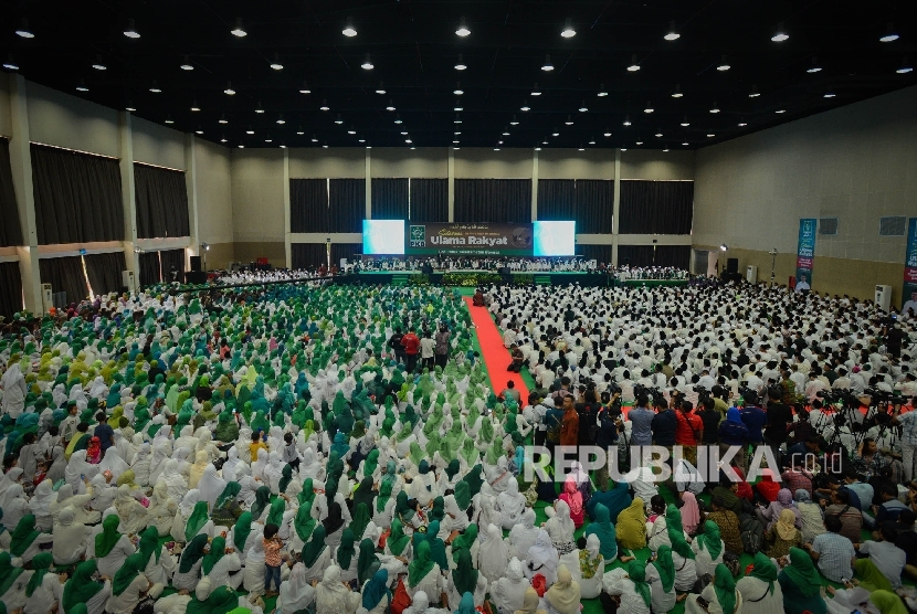 Ribuan jamaah memadati Silaturahmi Nasional Ulama Rakyat yang dihadiri oleh Presiden Joko Widodo di Jakarta, Sabtu (12/11).