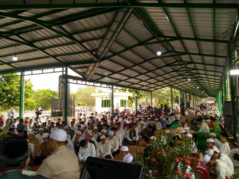 Ribuan jamaah menghadiri Haul Akbar Habib Umar bin Thoha bin Yahya ke-139 di area TPU RK Karangmalang di Kabupaten Indramayu, Kamis (22/9/2022). 