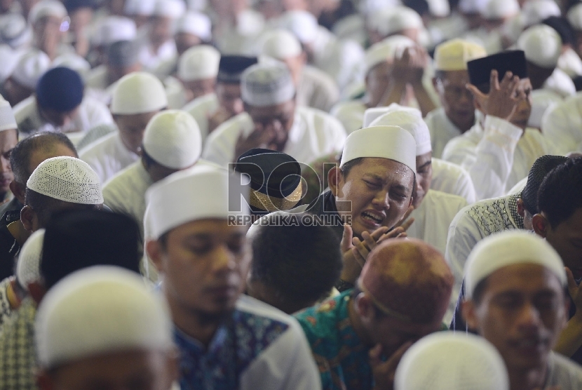  Ustaz Arifin Ilham memimpin doa Dzikir Nasional 2015 di Masjid At-Tin, Jakarta, Kamis (31/12). (Republika/Raisan Al Farisi)