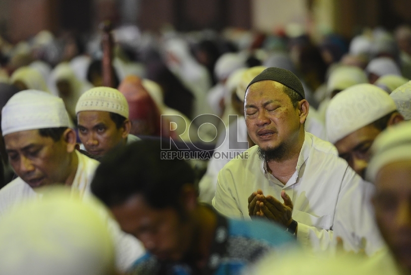  Ustaz Arifin Ilham memimpin doa Dzikir Nasional 2015 di Masjid At-Tin, Jakarta, Kamis (31/12). (Republika/Raisan Al Farisi)