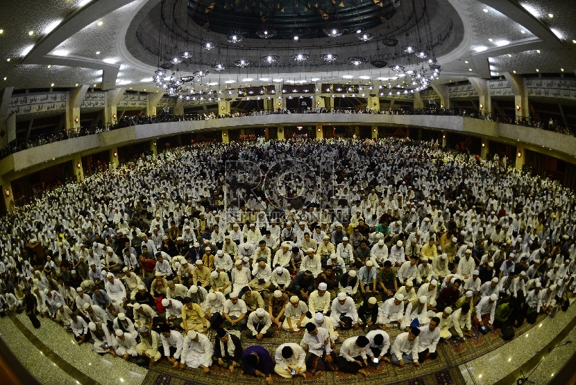  Ribuan jamaah mengikuti doa bersama saat acara Dzikir Nasional 2015  di Masjid At-Tin, Jakarta, Kamis (31/12).  (Republika/Raisan Al Farisi)
