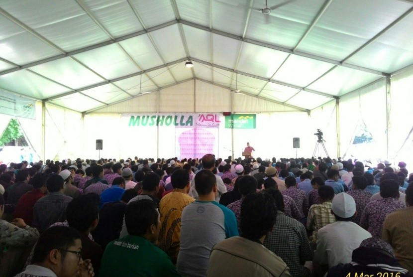 Ribuan jamaah mengikuti shalat Jumat yang diadakan di Mushalla AQL-BSM Islamic Book Fair (IBF) 2016 di Istora Senayan Jakarta, Jumat (4/3).