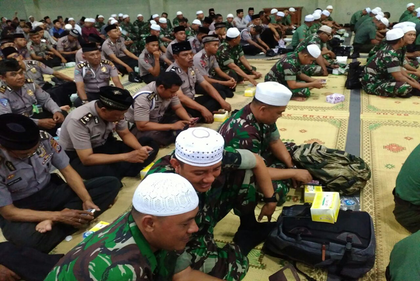 Ribuan jamaah mengikuti Tabligh Akbar dan Doa Bersama Damai Indonesia di GOR UNY, Rabu (30/11).