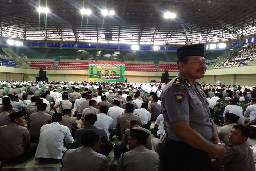 Ribuan jamaah mengikuti Tabligh Akbar dan Doa Bersama Damai Indonesia di GOR UNY, Rabu (30/11).