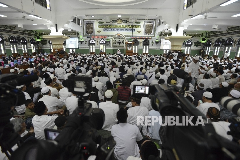 Ribuan jamaah mengikuti Tabligh Akbar Politik Islam Ketujuh (TAPI-7) seusai shalat Subuh berjamaah di Masjid Agung Al-Azhar, Kebayoran Baru, Jakarta, Ahad (15/1).