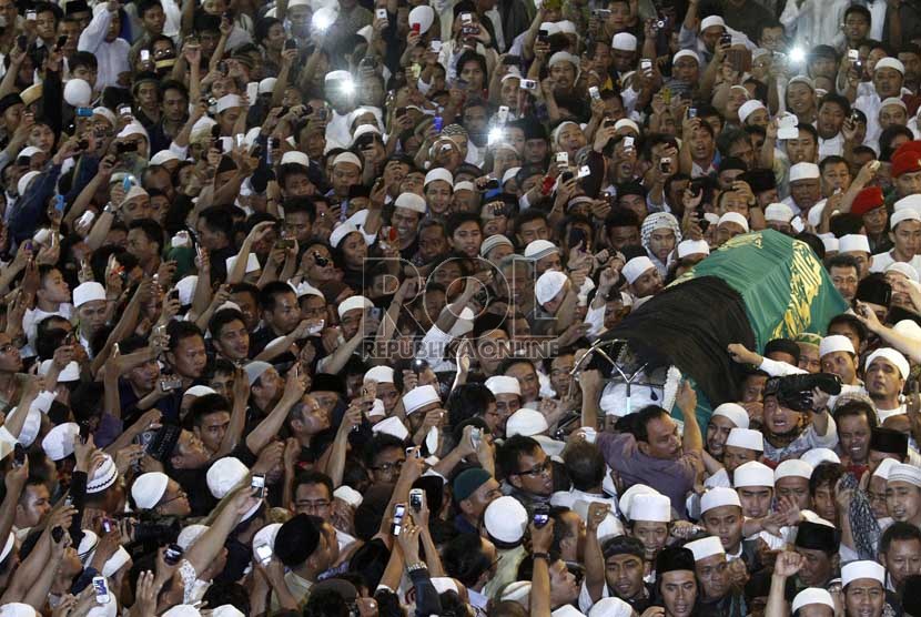 Ribuan jamaah mengiringi kepergian jenazah almarhum ustaz Jefry Al Buchori usai dishalatkan di Masjid Istiqlal, Jakarta Pusat, Jumat (26/4).   (Republika/Adhi Wicaksono)