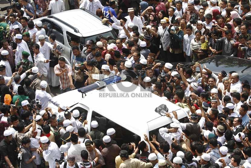 Kendaraan ambulans membawa jenazah almarhum ustaz Jefry Al Buchori usai dishalatkan di Masjid Istiqlal, Jakarta Pusat, Jumat (26/4).   (Republika/Adhi Wicaksono)