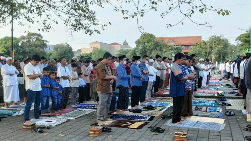 Ribuan jamaah Muhammadiyah berduyun-duyun menuju Pamedan, Puro Mangkunegaran untuk melangsungkan ibadah sholat idul Fitri usai berpuasa selama satu bulan, Jumat (21/4/2023).