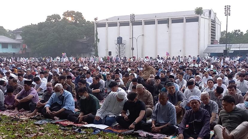 Ribuan jamaah Muhammadiyah melaksanakan shalat Idul Fitri 1444 Hijriah di Lapangan Lodaya, Kota Bandung, Jumat (21/4/2023). 