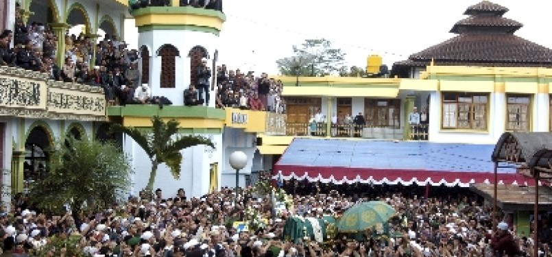 Ribuan jamaah pondok pesantren Suryalaya memadati halaman masjid jami Masjid Nurul Asror untuk menghadiri pemakaman Abah Anom.