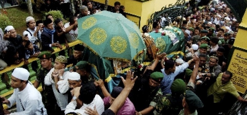 Ribuan jamaah pondok pesantren Suryalaya menghadiri pemakaman Abah Anom.