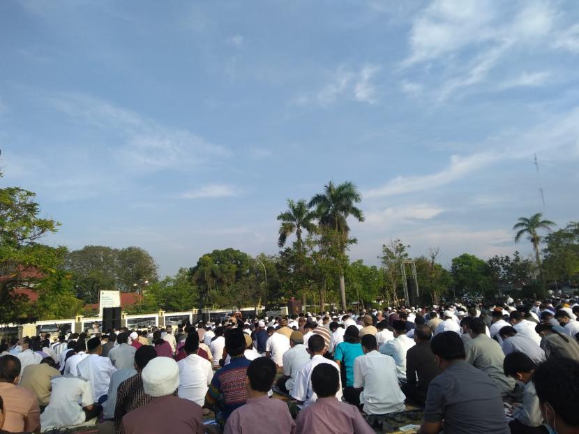 Ribuan jamaah Sholat Id memadati Alun-alun Kabupaten Indramayu