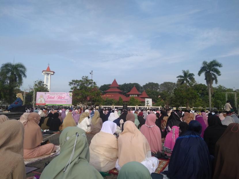 Ribuan jamaah Sholat Id memadati Alun-alun Kabupaten Indramayu, Senin (2/5/2022). 