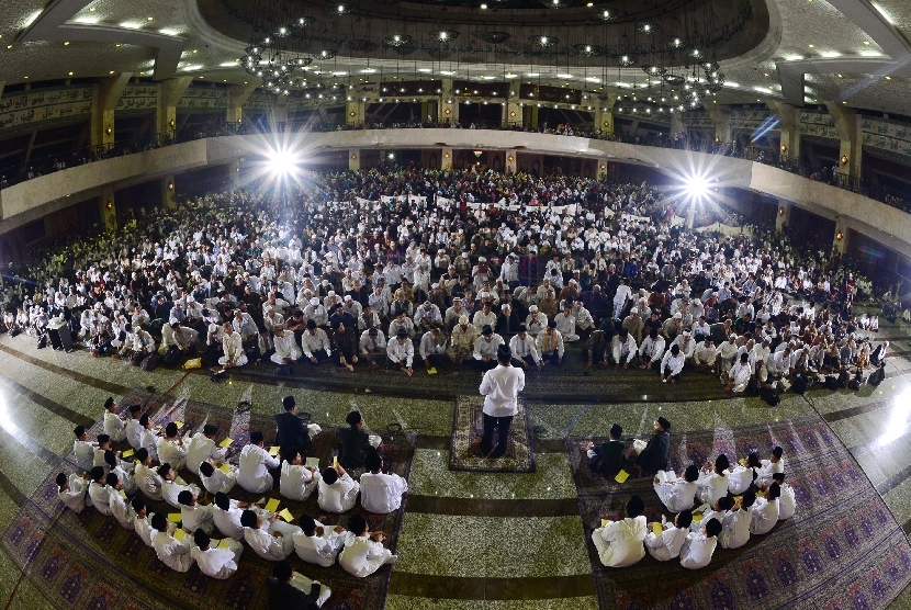Ribuan Jamaat memadati Masjid Agung At-Tin untuk mengikuti Dzikir Nasional yang diadakan oleh REPUBLIKA, Rabu (31/12). 